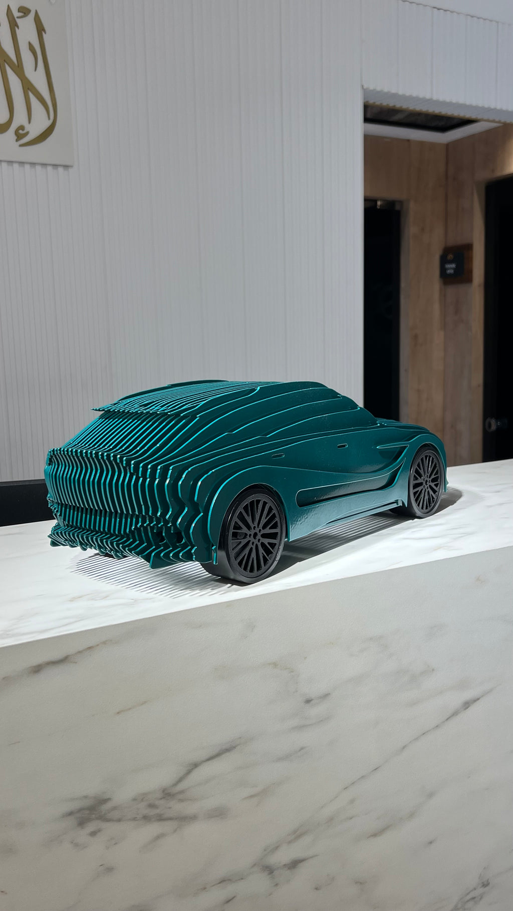 Aston Martin DBX707 Heykeli
