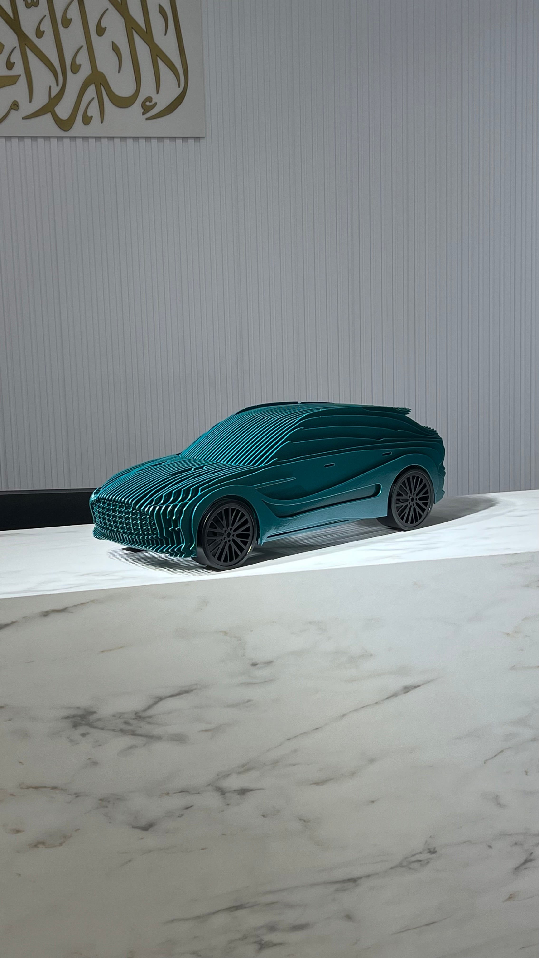 Aston Martin DBX707 Heykeli
