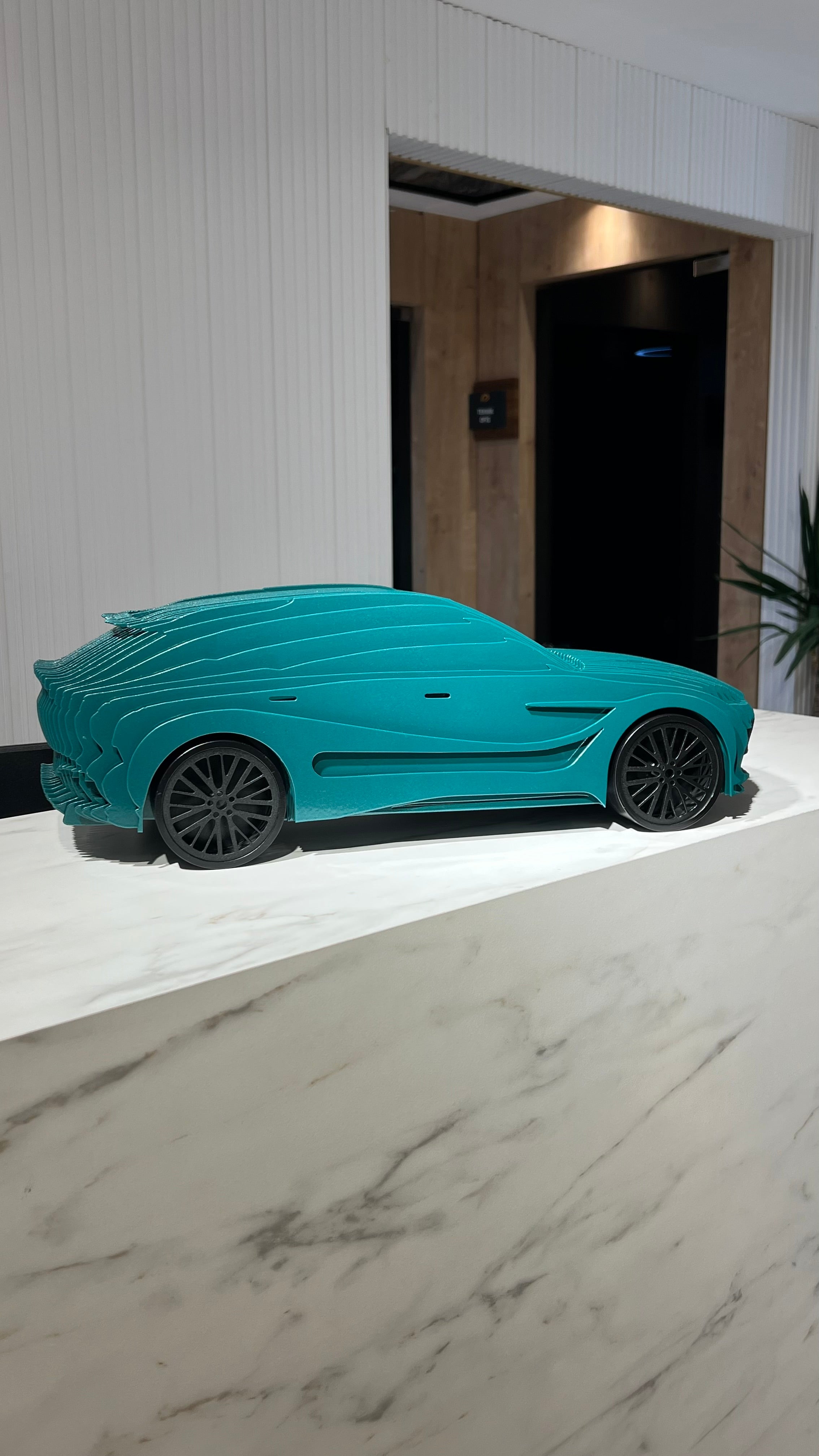 Aston Martin DBX707 Heykeli