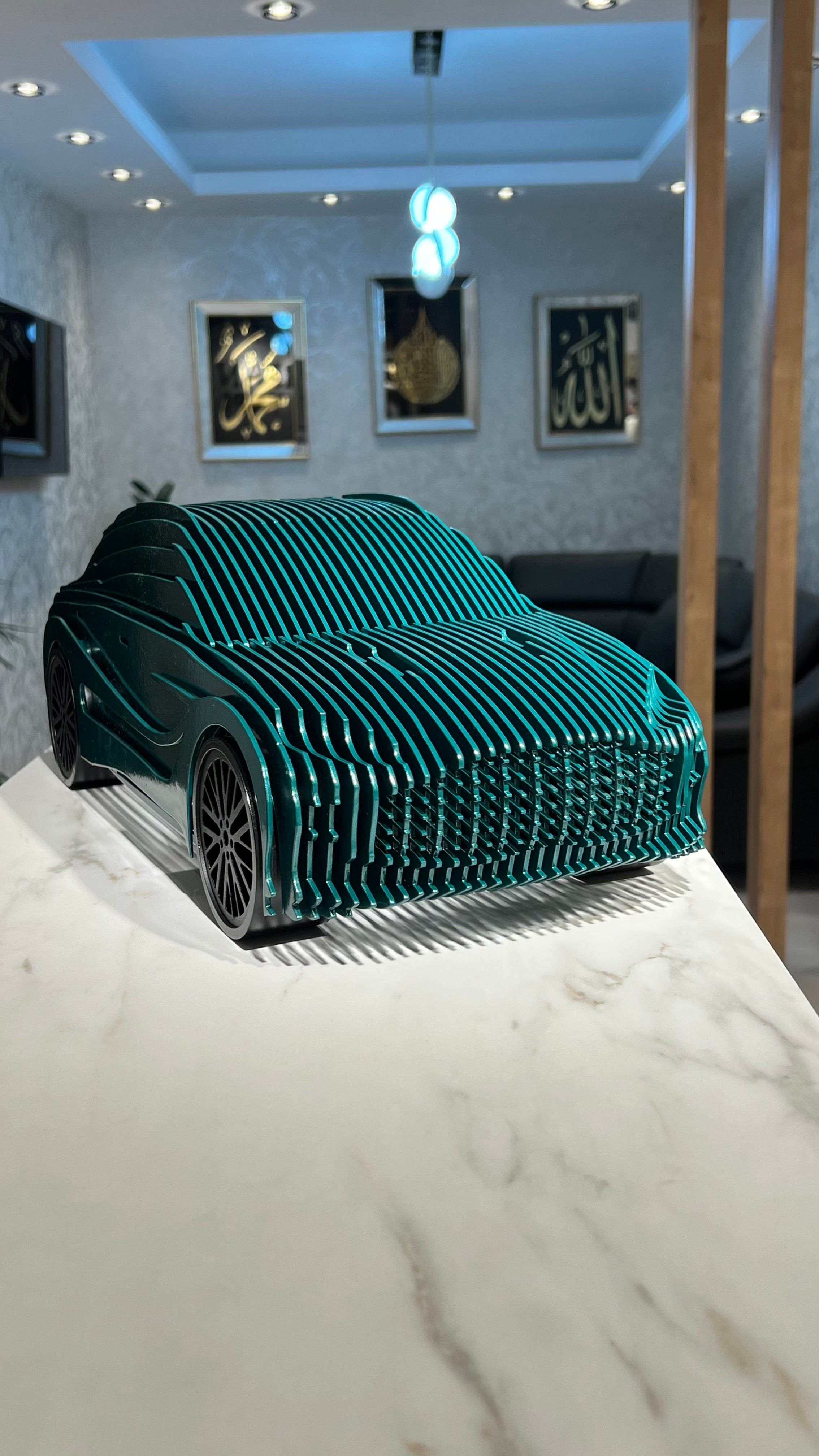 Aston Martin DBX707 Heykeli
